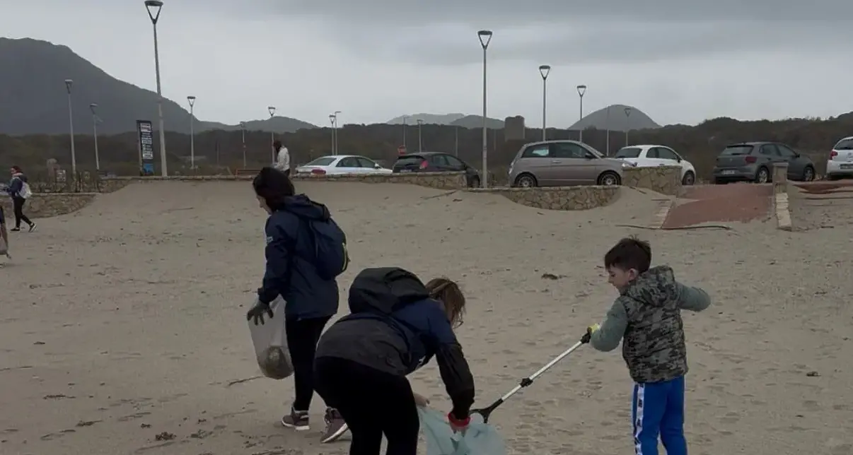 Gonnesa. Volontari in azione a Plagemesu: raccolti 250 kg di rifiuti