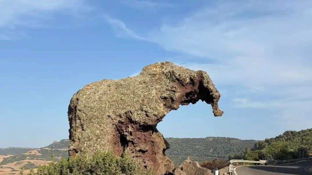 Lavori sulla statale 134 a Castelsardo: strada deviata per tutelare la Roccia dell’Elefante