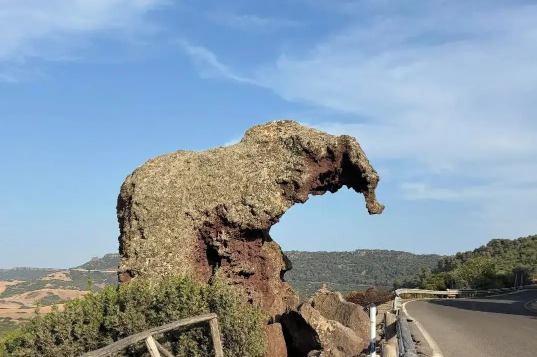 Lavori sulla statale 134 a Castelsardo: strada deviata per tutelare la Roccia dell’Elefante