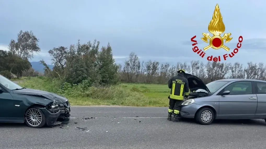 Scontro tra due auto sulla strada 17 Ovest: un ferito