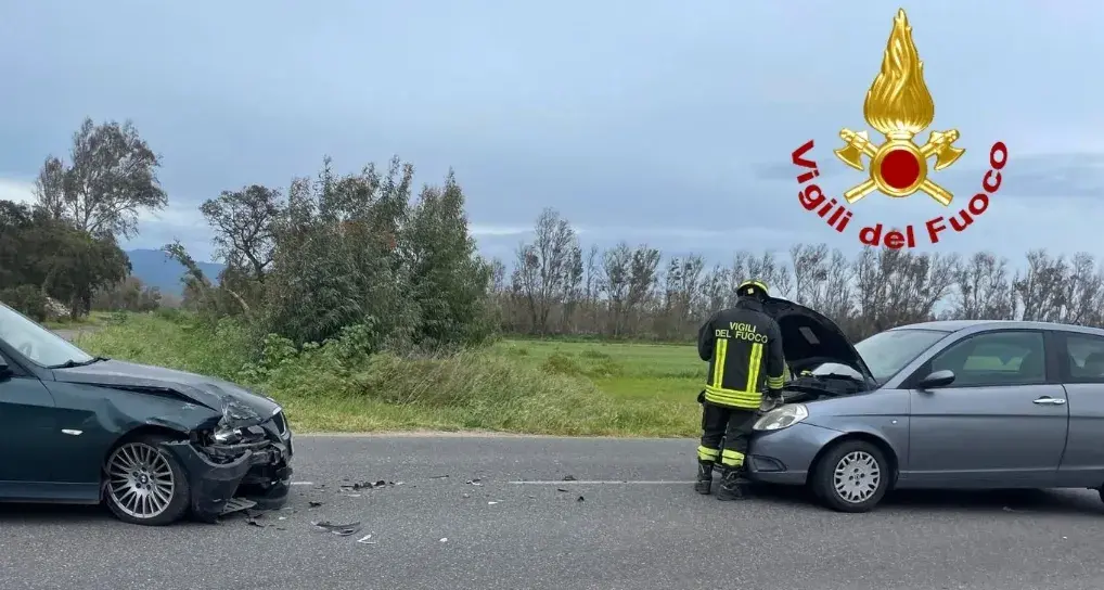 Scontro tra due auto sulla strada 17 Ovest: un ferito