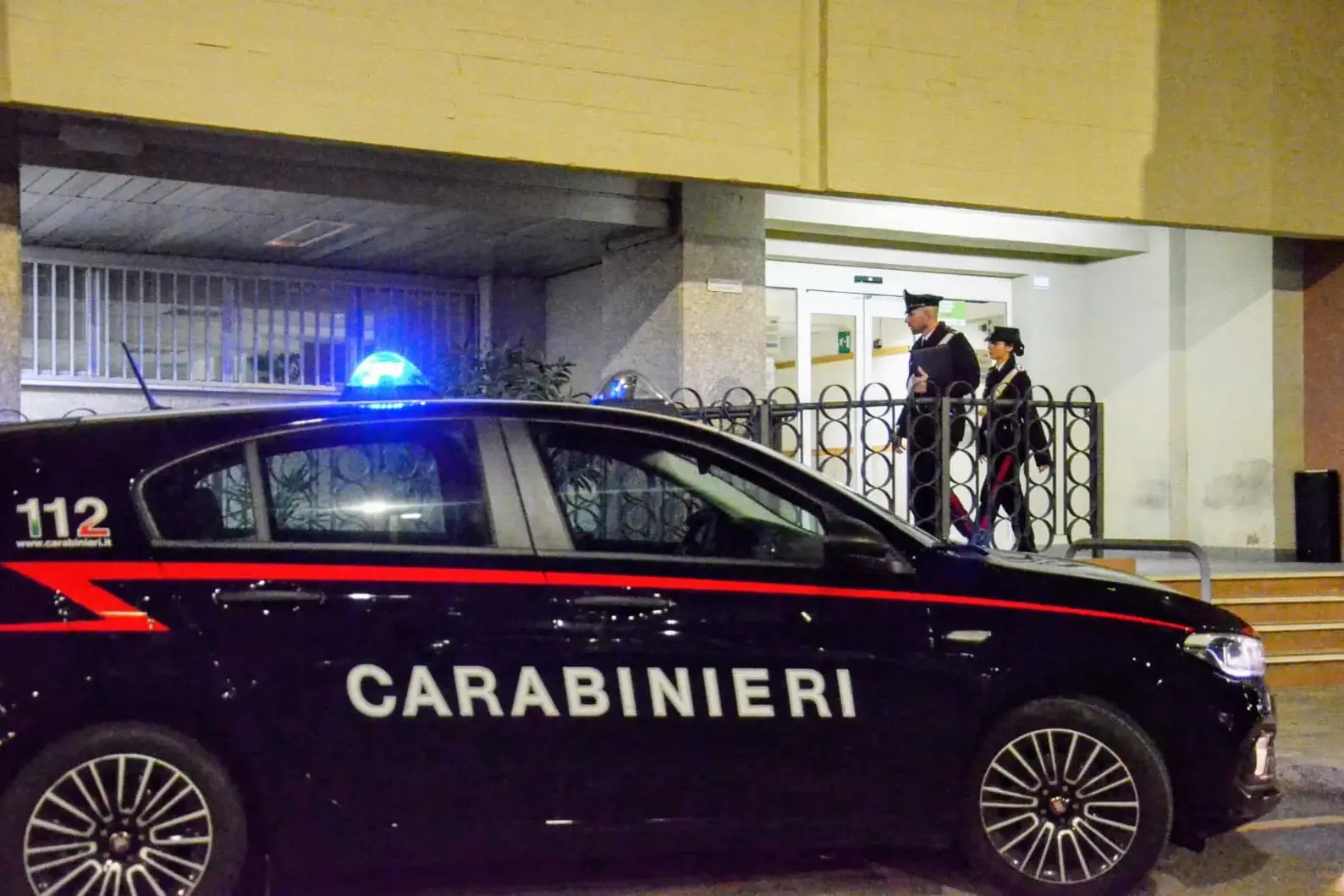 Droga, banconote false e munizioni in casa: arresto nel centro di Cagliari