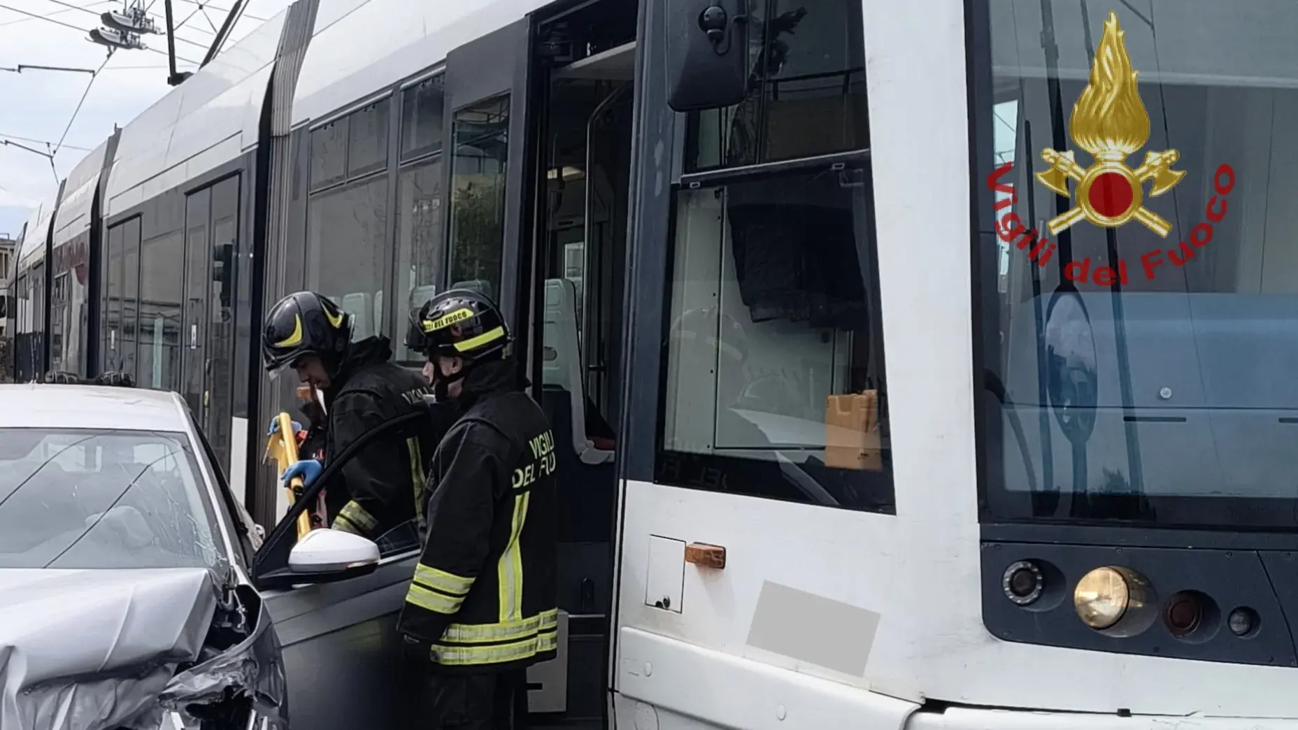 Cagliari. Auto contro convoglio della Metropolitana in viale Marconi: un ferito