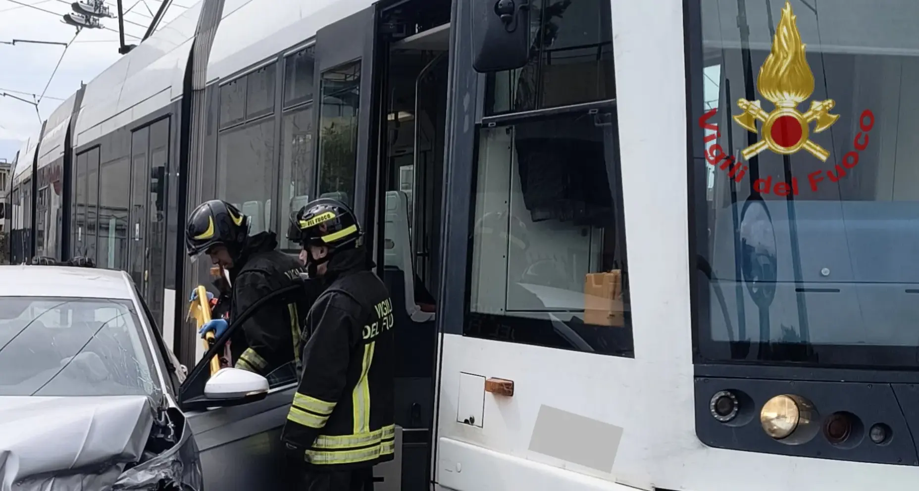 Cagliari. Auto contro convoglio della Metropolitana in viale Marconi: un ferito