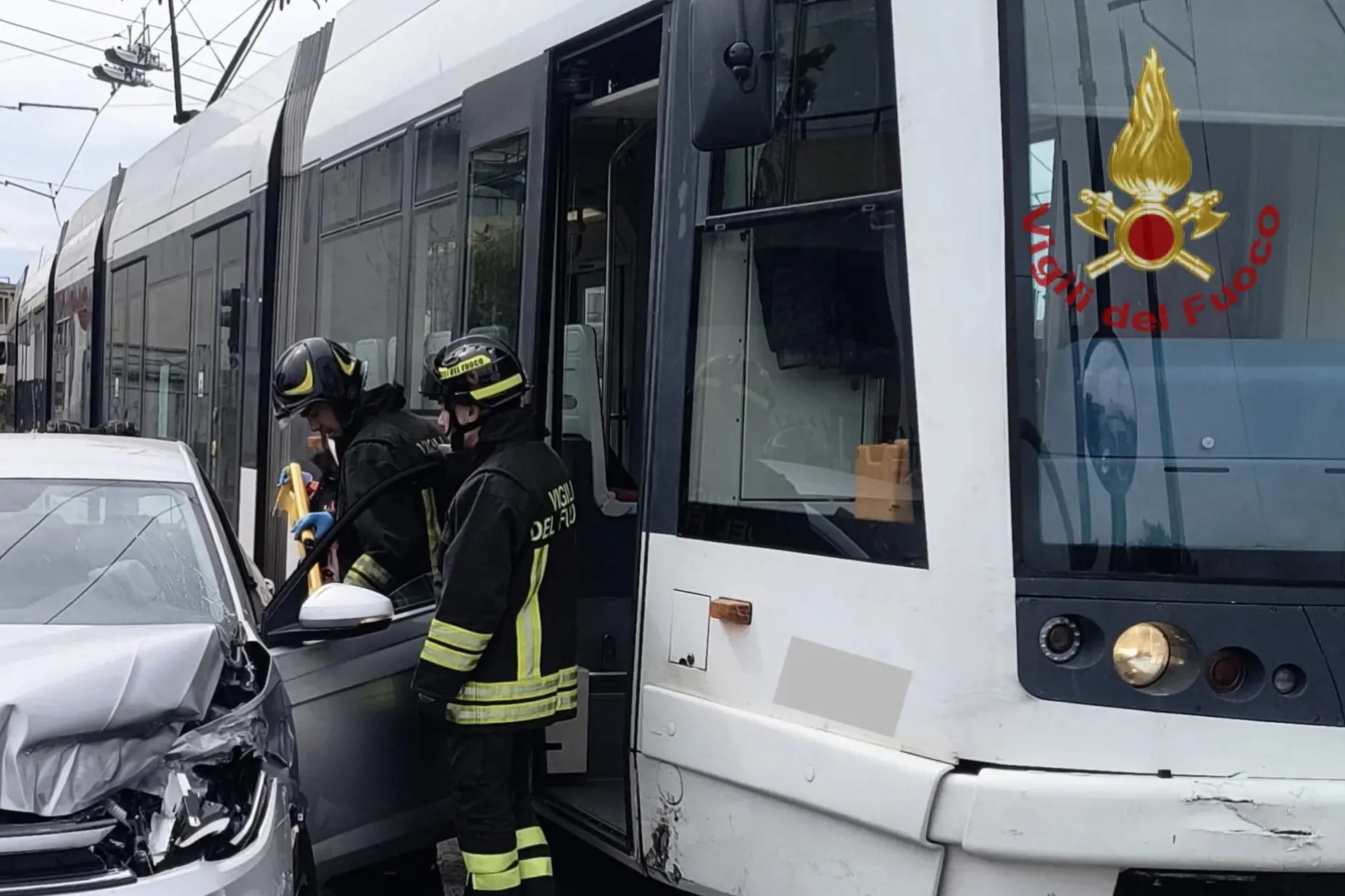 Cagliari. Auto contro convoglio della Metropolitana in viale Marconi: un ferito