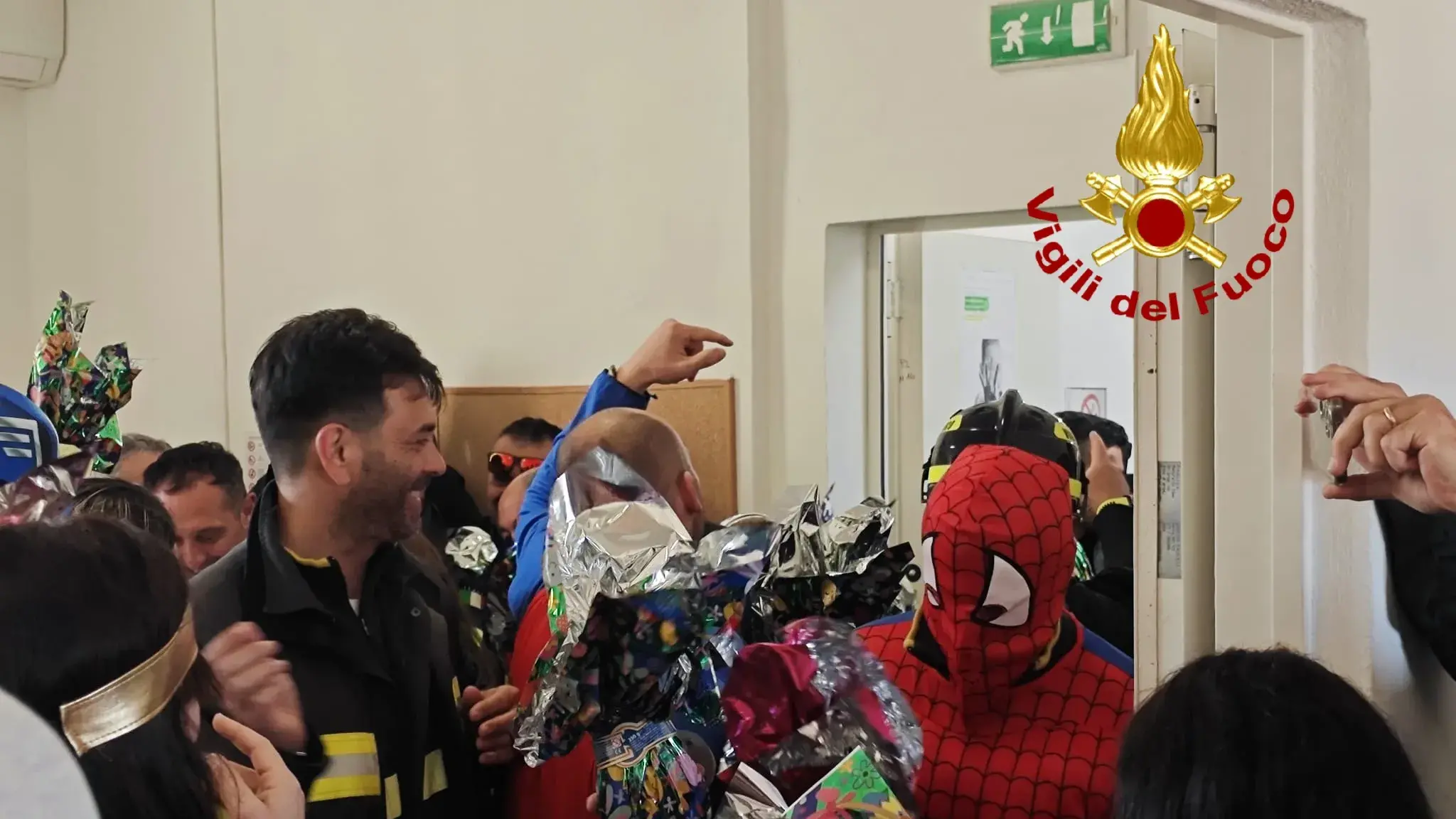 Olbia. I Vigili del Fuoco portano le uova di Pasqua ai piccoli pazienti: emozione al San Giovanni di Dio
