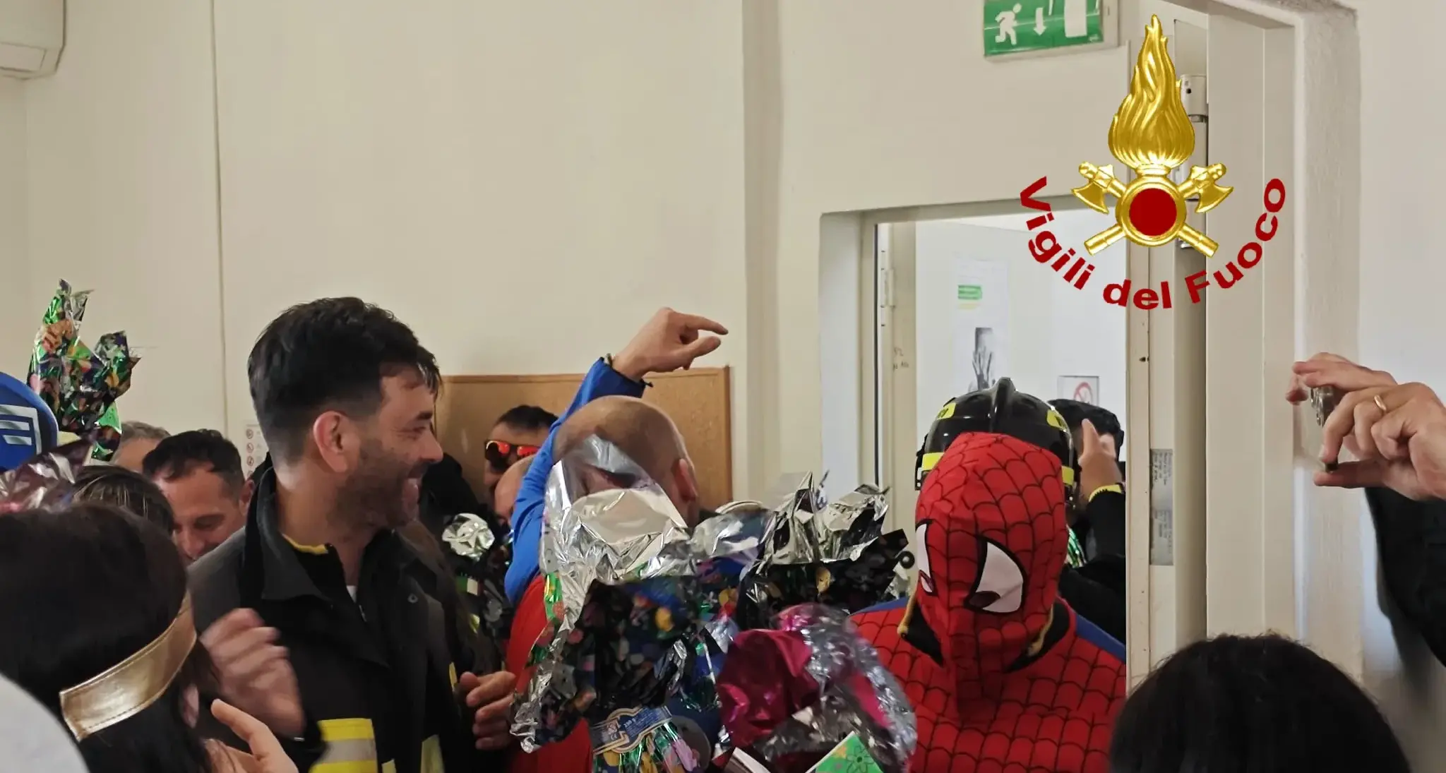 Olbia. I Vigili del Fuoco portano le uova di Pasqua ai piccoli pazienti: emozione al San Giovanni di Dio