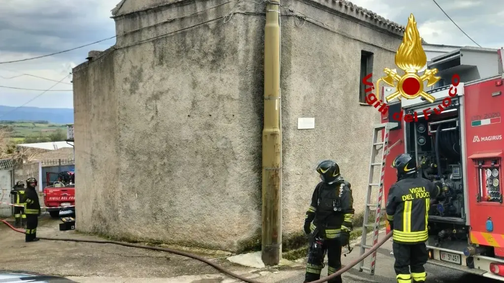 Abitazione in fiamme a Nurri, all'interno anche bombole gpl: incendio domato