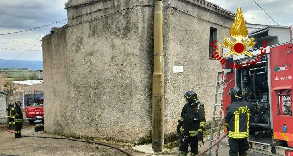 Abitazione in fiamme a Nurri, all'interno anche bombole gpl: incendio domato