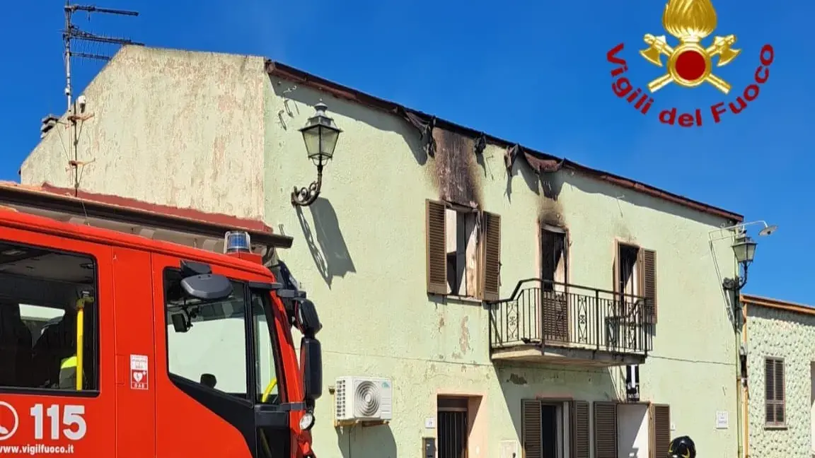 Paura a Erula: incendio in una palazzina, edificio inagibile