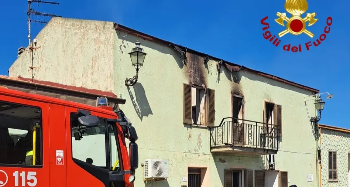 Paura a Erula: incendio in una palazzina, edificio inagibile