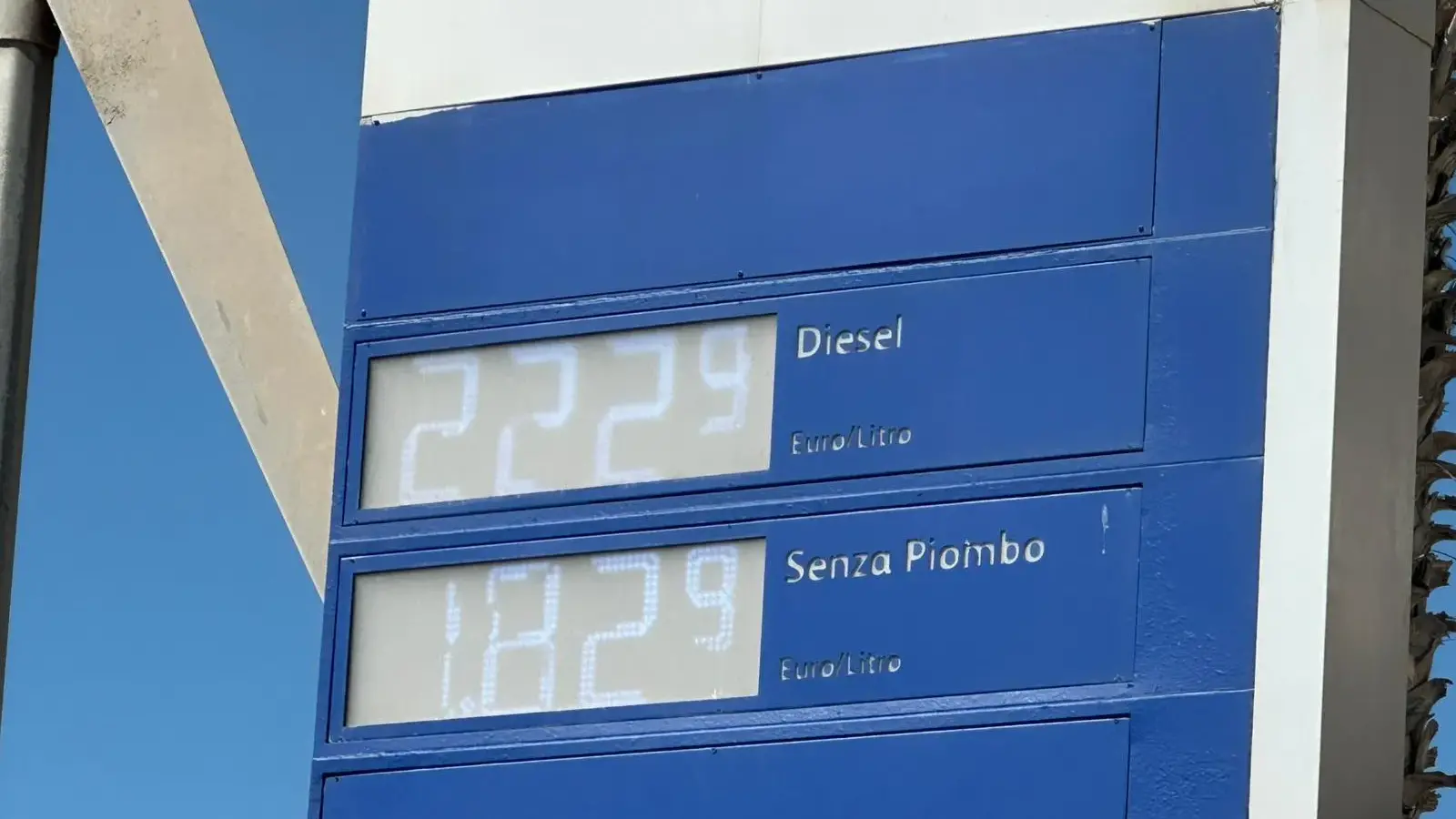 Caro carburanti, docenti fuorisede in difficoltà: \"Una tassa sul lavoro\"