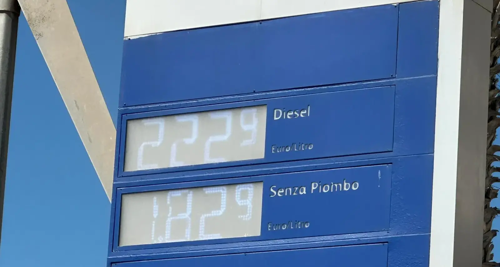 Caro carburanti, docenti fuorisede in difficoltà: \"Una tassa sul lavoro\"