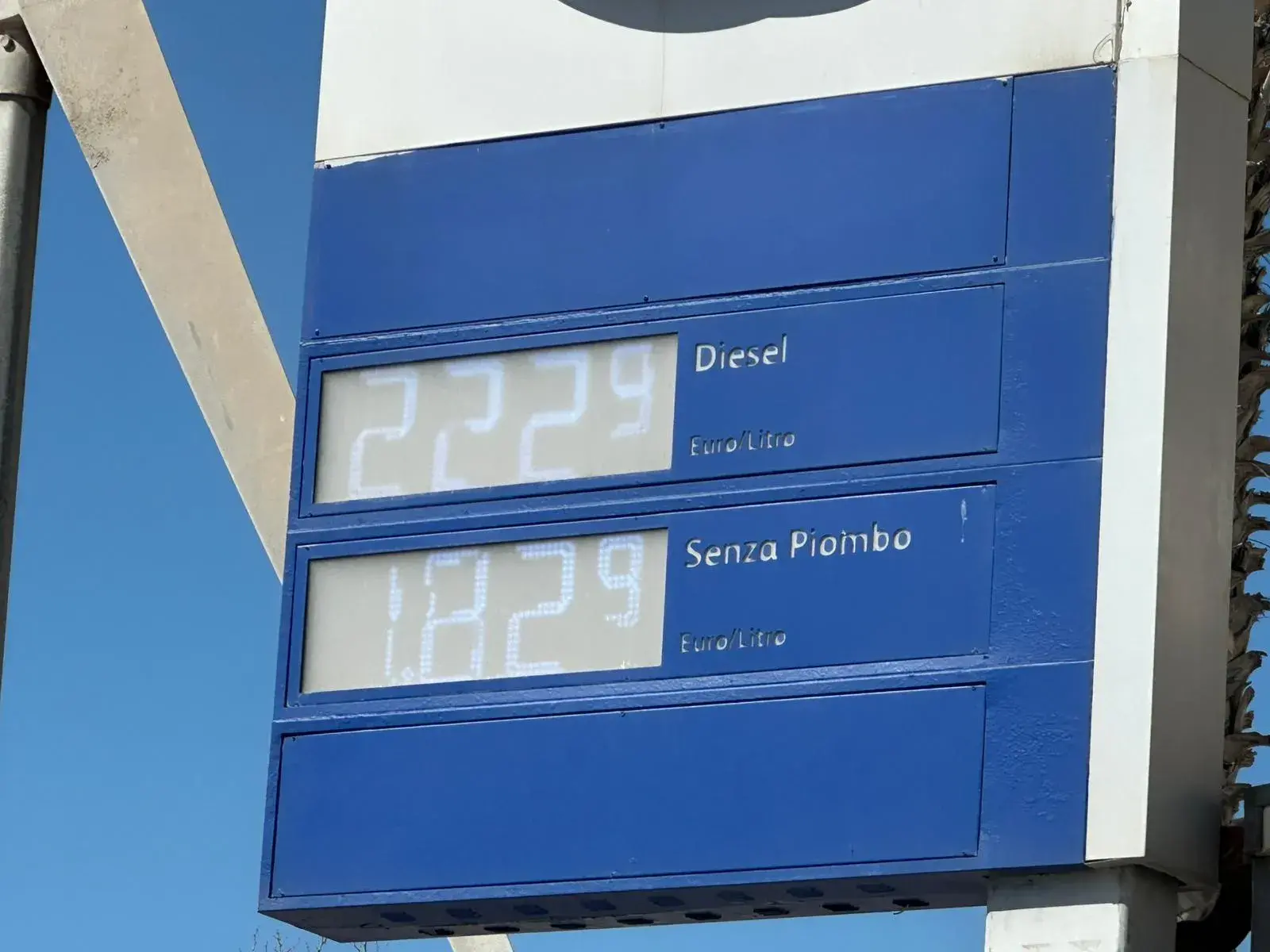 Caro carburanti, docenti fuorisede in difficoltà: \"Una tassa sul lavoro\"