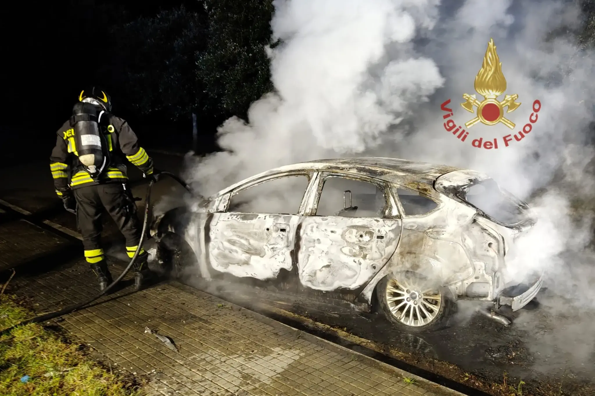 Auto distrutta da un incendio a Dolianova: si indaga sulle cause