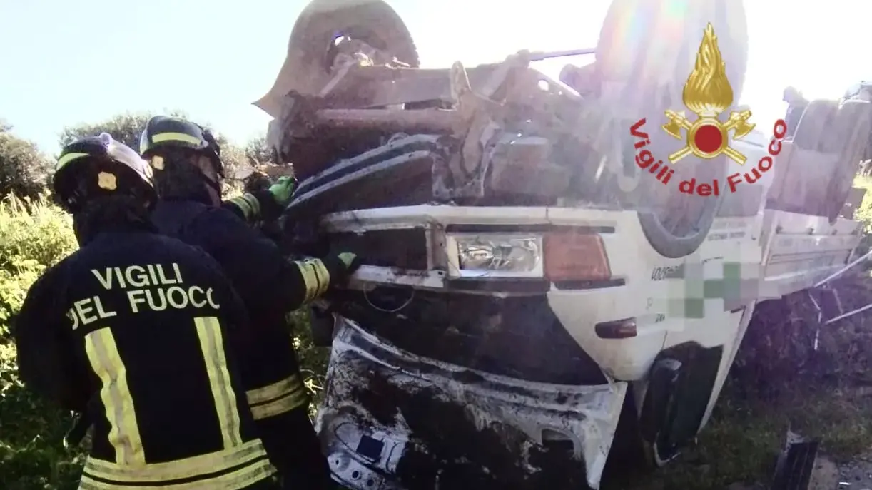 Si ribalta con il furgone sulla Statale 196 tra Gonnosfanadiga e Villacidro, è grave