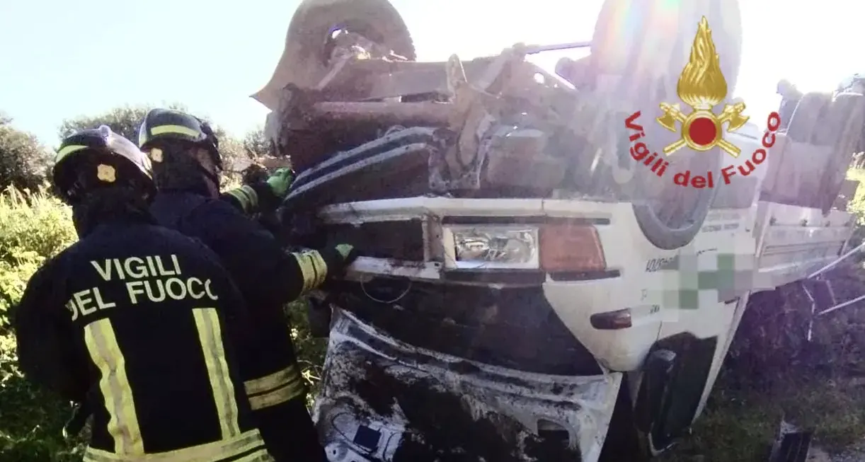 Si ribalta con il furgone sulla Statale 196 tra Gonnosfanadiga e Villacidro, è grave