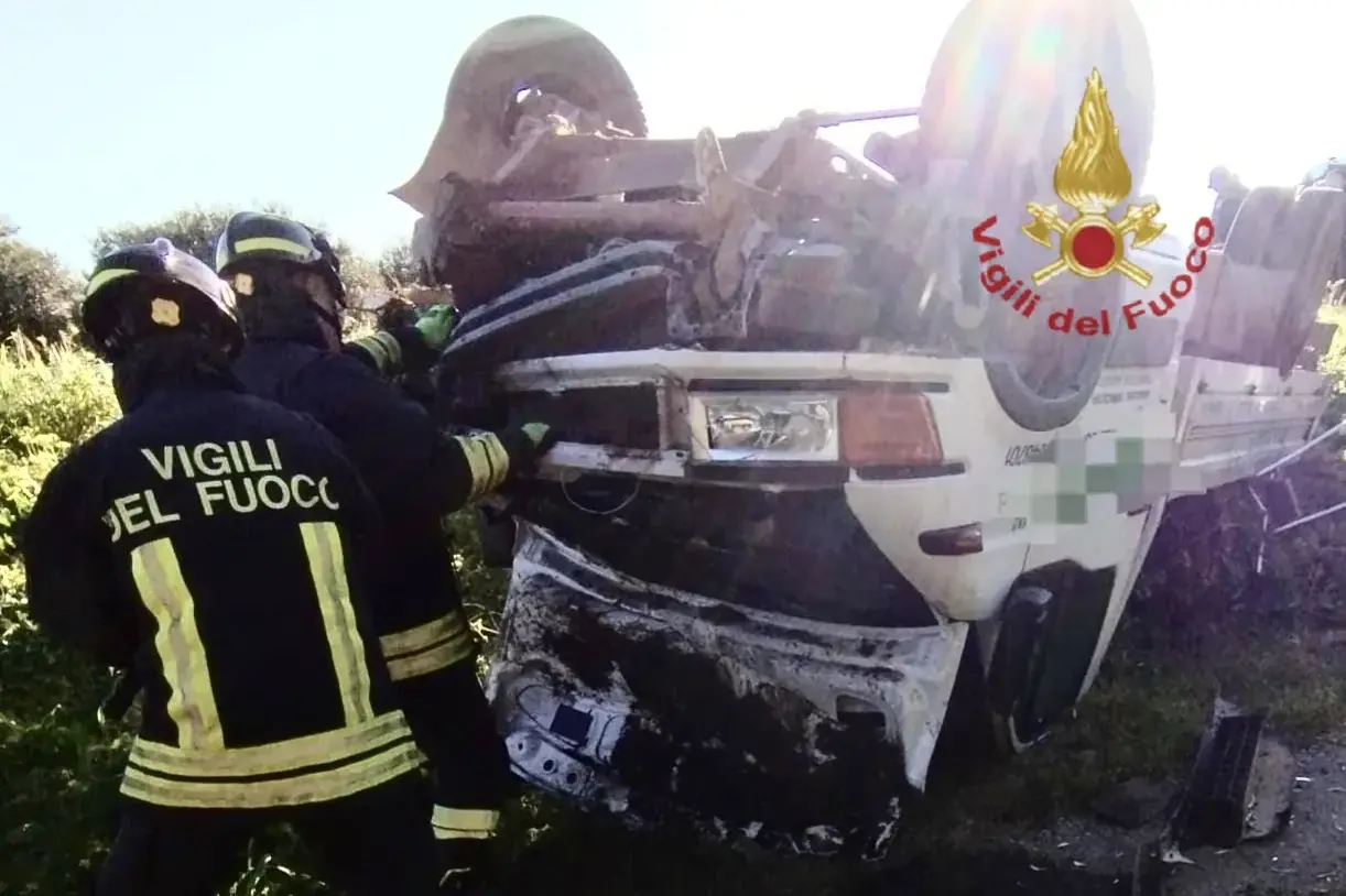 Si ribalta con il furgone sulla Statale 196 tra Gonnosfanadiga e Villacidro, è grave