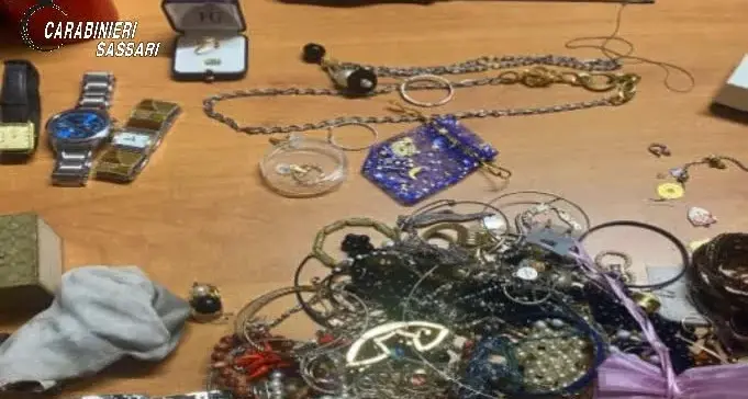 Pasquetta amara per i ladri: sorpresi mentre svaligiano una casa a Loiri Porto San Paolo