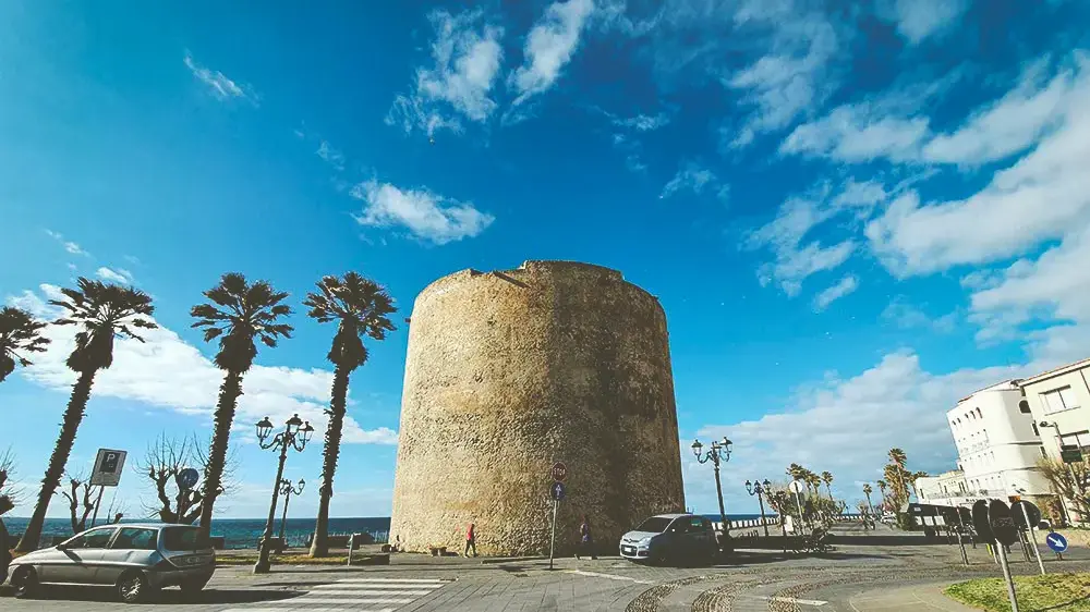 Ad Alghero la Torre di Sulis si illumina di arancione per le Giornate della Sindrome del Bambino Scosso