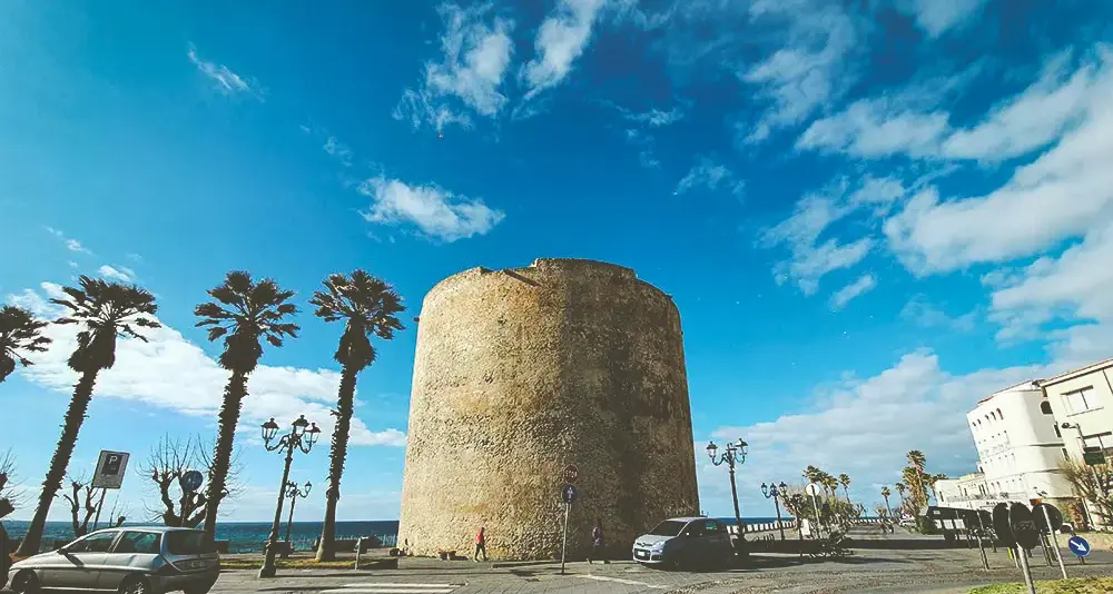 Ad Alghero la Torre di Sulis si illumina di arancione per le Giornate della Sindrome del Bambino Scosso