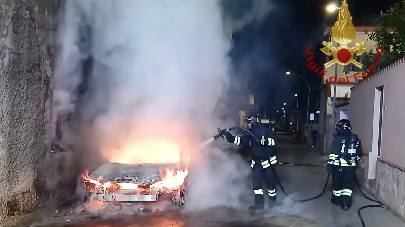 Fiamme in strada nella notte a Maracalagonis: auto distrutta