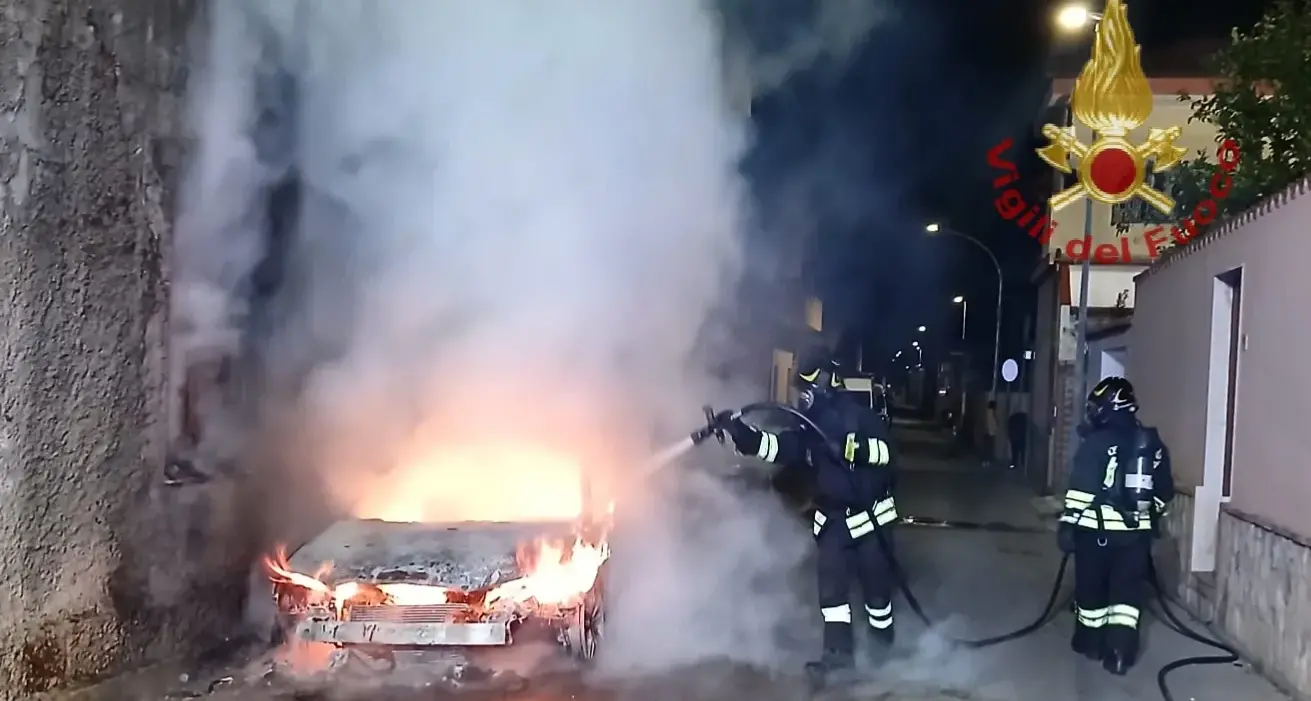 Fiamme in strada nella notte a Maracalagonis: auto distrutta