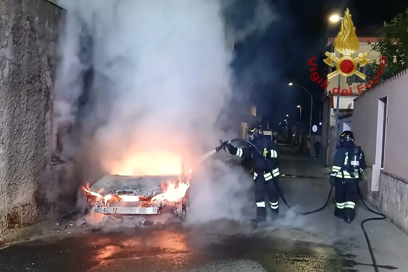 Fiamme in strada nella notte a Maracalagonis: auto distrutta