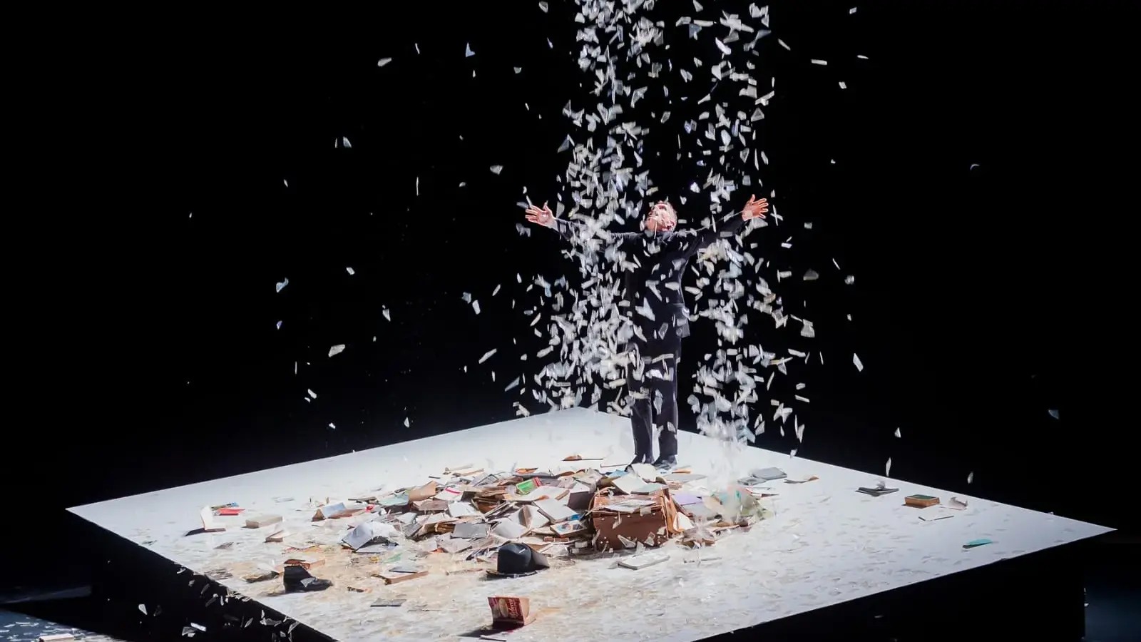 Stefano Massini porta in scena a Cagliari e Sassari \"Mein kampf\": un'indagine sul potere delle parole