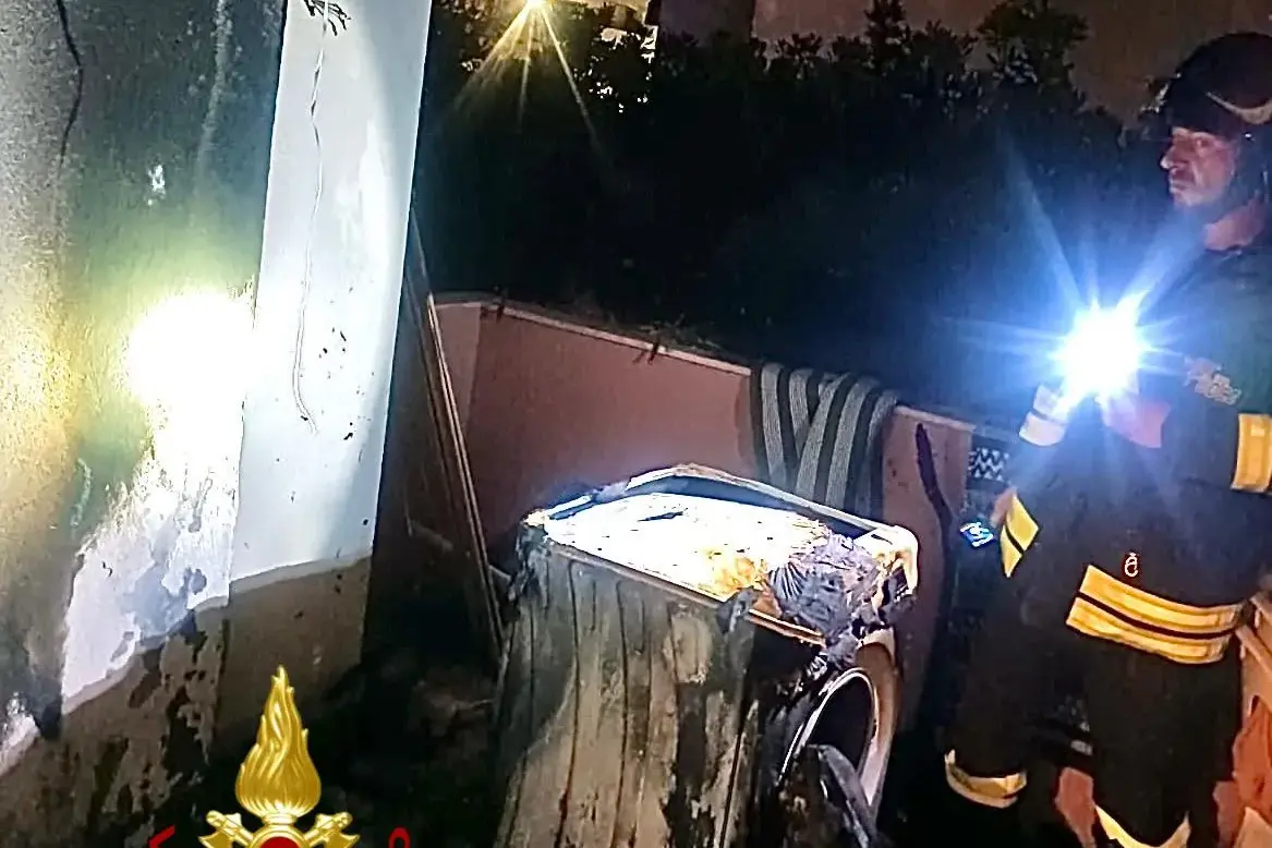 L'appartamento va in fiamme e i proprietari si mettono in salvo: paura ad Alghero