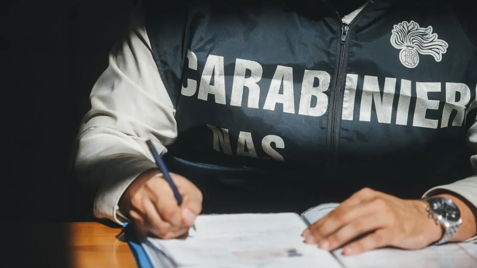 Quartu, maxi sequestro di acqua minerale in deposito non autorizzato: oltre 17mila bottiglie