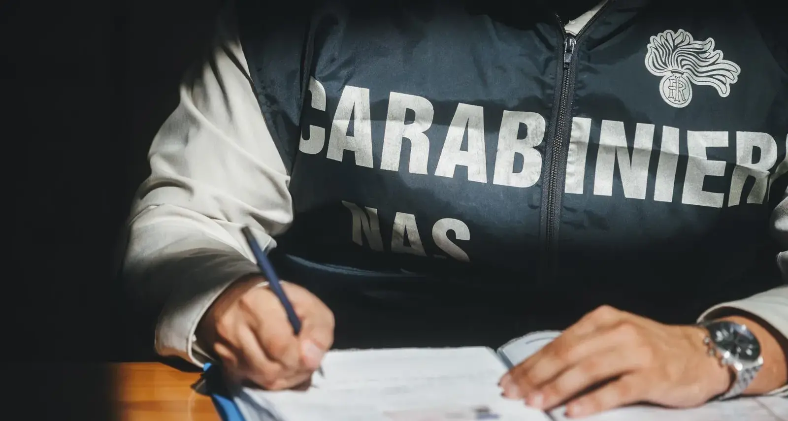 Quartu, maxi sequestro di acqua minerale in deposito non autorizzato: oltre 17mila bottiglie