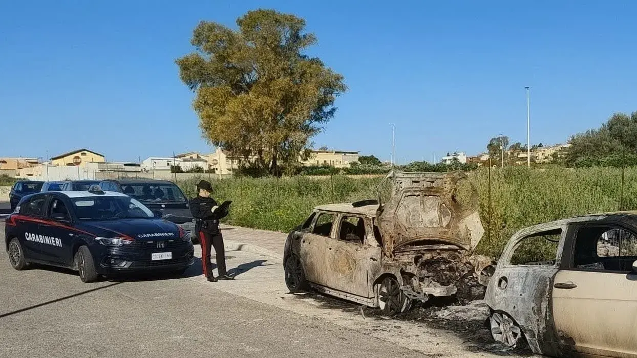 Quattro incendi d'auto nella notte ad Assemini, Pirri e San Bartolomeo: si indaga
