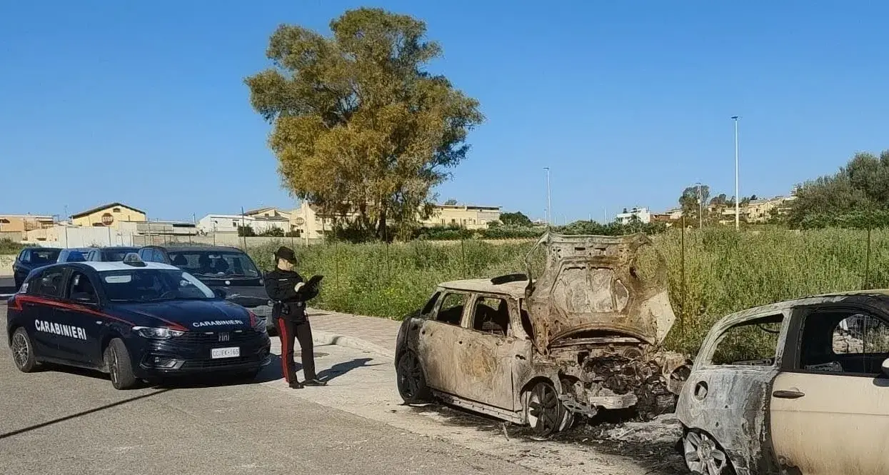 Quattro incendi d'auto nella notte ad Assemini, Pirri e San Bartolomeo: si indaga