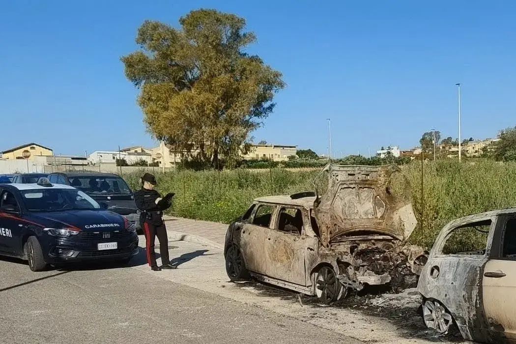 Quattro incendi d'auto nella notte ad Assemini, Pirri e San Bartolomeo: si indaga