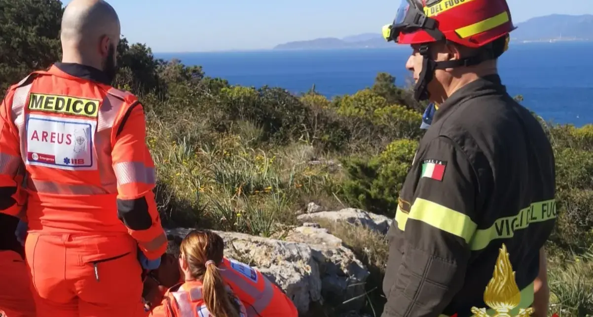 Turista soccorsa dai Vigili del Fuoco di Cagliari dopo una caduta vicino a Calamosca