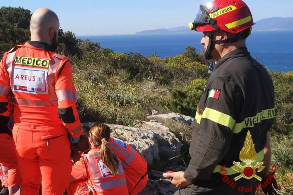 Turista soccorsa dai Vigili del Fuoco di Cagliari dopo una caduta vicino a Calamosca