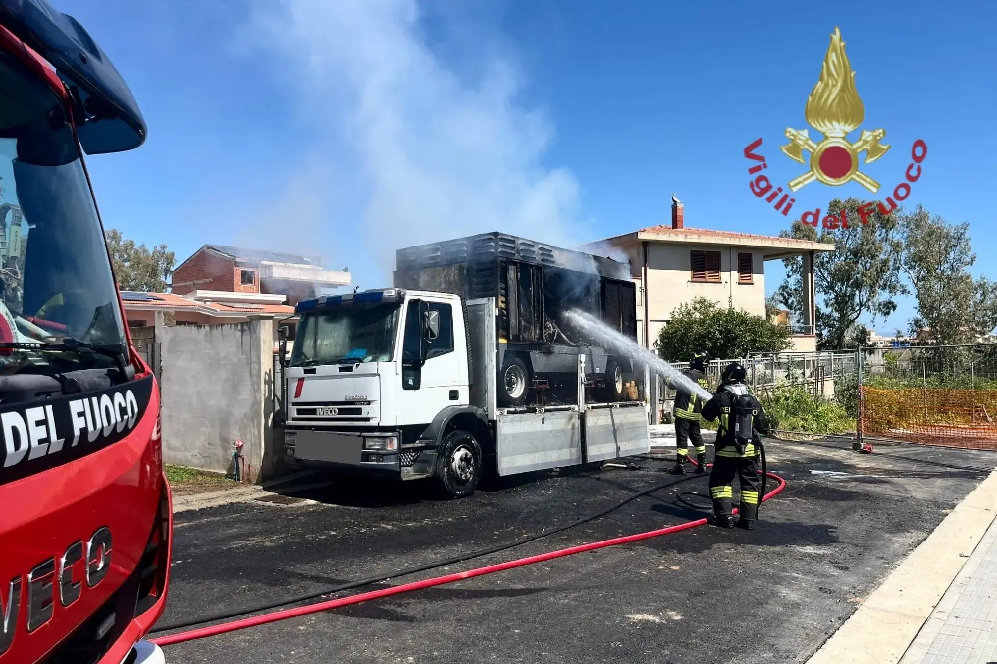 Incendio nella periferia di Capoterra, in fiamme un motocompressore