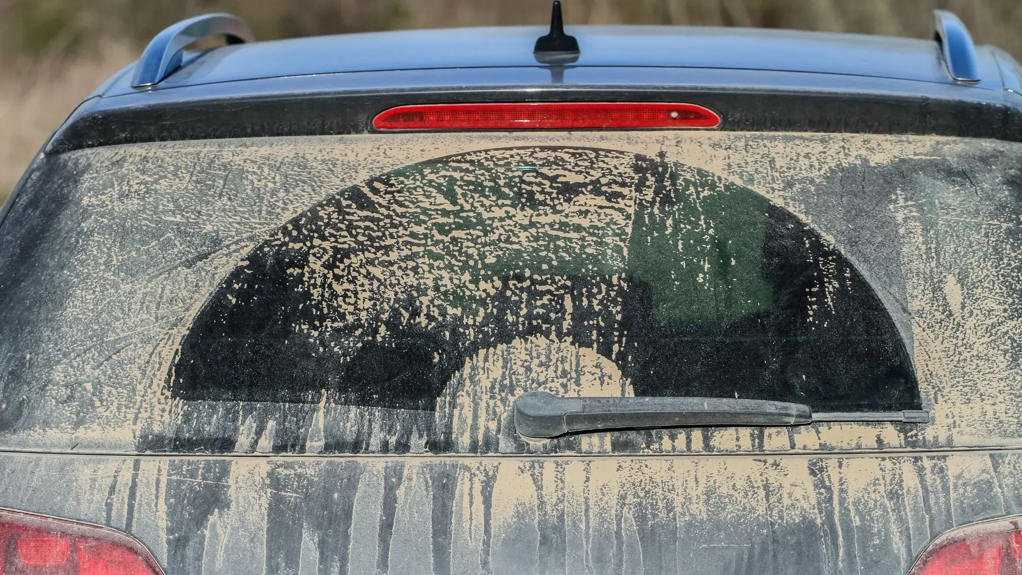 Sabbia sahariana e pioggia: perché questo weekend è “vietato” lavare l’auto