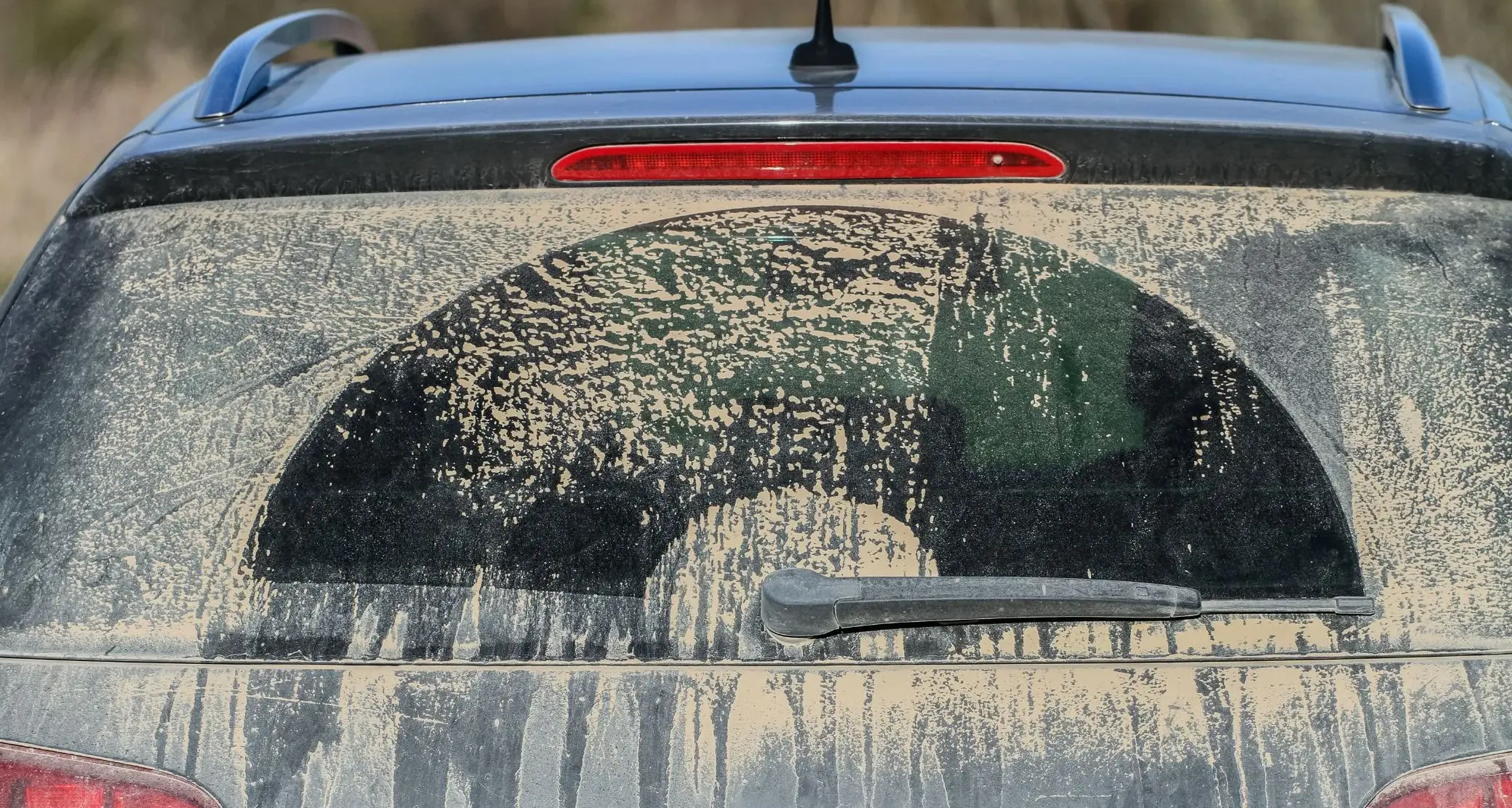 Sabbia sahariana e pioggia: perché questo weekend è “vietato” lavare l’auto