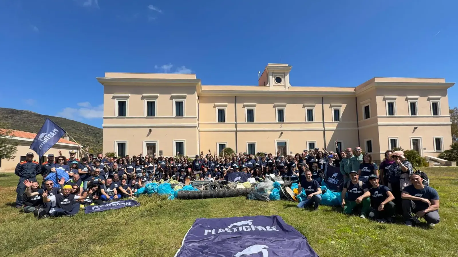 Asinara, 700 kg di plastica in meno: la grande mobilitazione dei volontari per l’isola parco