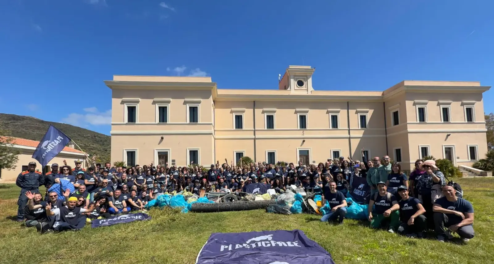 Asinara, 700 kg di plastica in meno: la grande mobilitazione dei volontari per l’isola parco