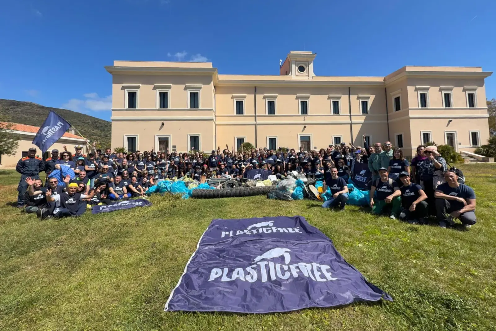 Asinara, 700 kg di plastica in meno: la grande mobilitazione dei volontari per l’isola parco