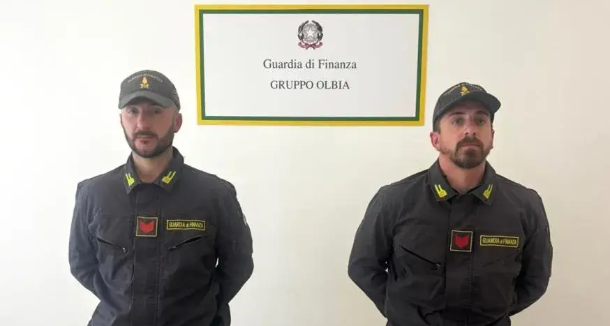 Il fiuto del cane Dante blocca sbarco di droga a Olbia: Guardia di Finanza arresta 22enne | IL VIDEO