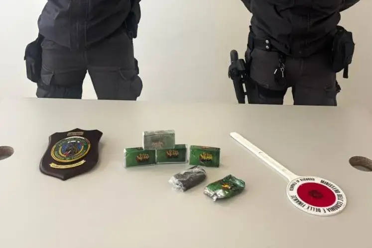 Il fiuto del cane Dante blocca sbarco di droga a Olbia: Guardia di Finanza arresta 22enne | IL VIDEO