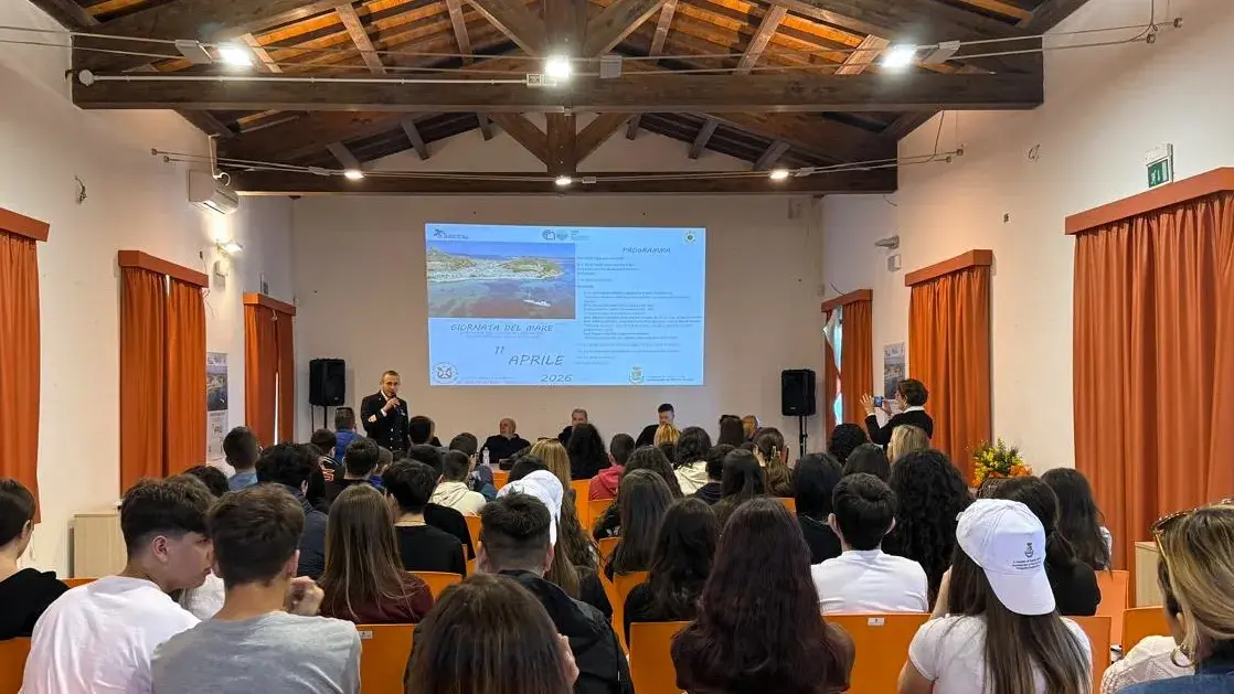 Giornata del mare, a Santa Giusta studenti a lezione di tutela ambientale con la Capitaneria