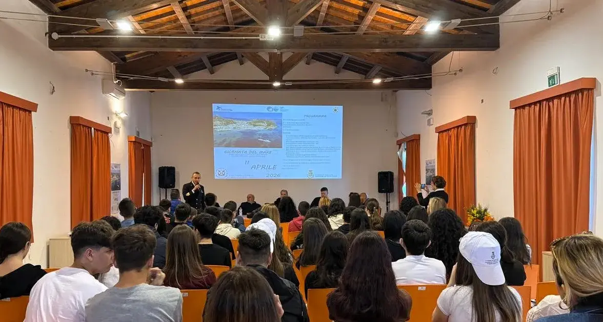Giornata del mare, a Santa Giusta studenti a lezione di tutela ambientale con la Capitaneria