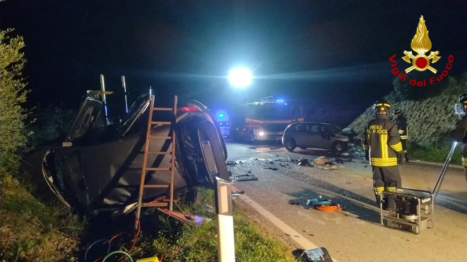 Schianto nella notte alle porte di Ittiri: incidente fra due auto, 3 feriti di cui un minore