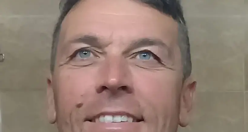 Aveva chiesto di non lanciare bottiglie di vetro: ucciso in piazza davanti al figlio