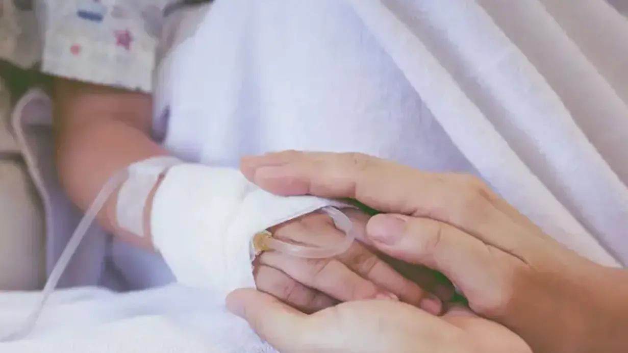 Bimbo di 3 anni caduto dal balcone a Sassari: ora è fuori pericolo